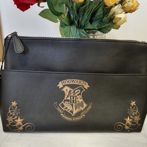 Harry Potter Hogwarts Cosmetic Bag - Picture 4 of 16